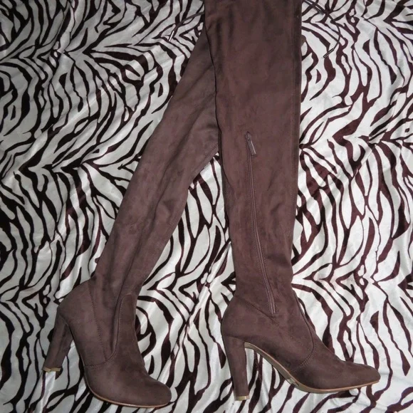 Suede thigh high boots! - Picture 3 of 8